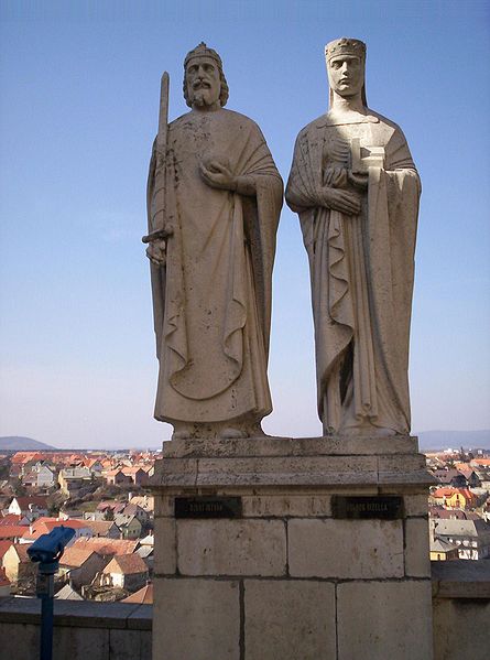 Statue of King Stephen I and Queen Gisela in Veszprém.