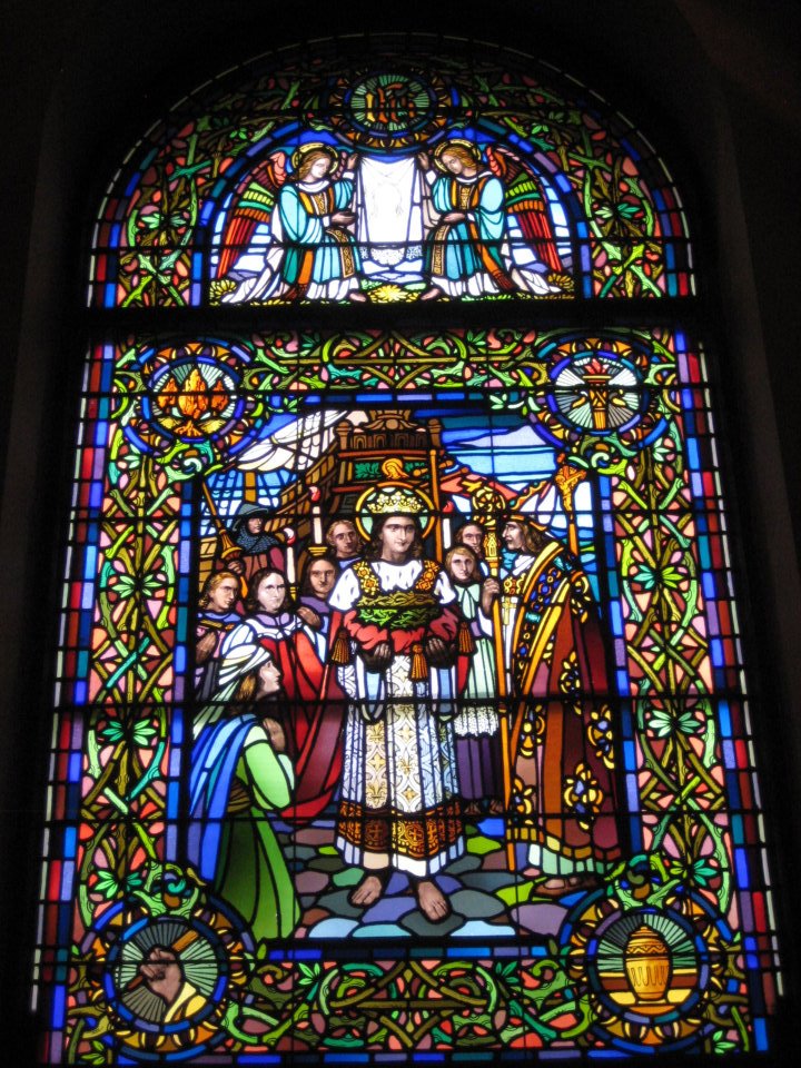A stained glass in Illinois of St. Louis carrying the Crown of Thorns.