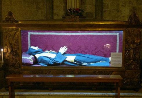 The Incorrupt body of Blessed Conrad of Ascoli in the Church of San Francesco in Ascoli Piceno, Italy. Photo by Revares.