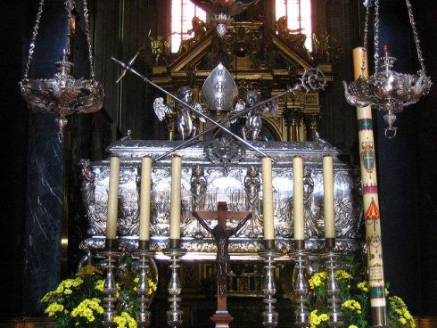 Tomb of St. Stanislaus in the Wawel Cathedral, photo by Bogitor.