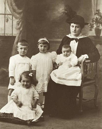 Jacques, Magdeleine, Anne, Marie-Antoinette on Madame de Guigné’s lap (May 3rd 1915)